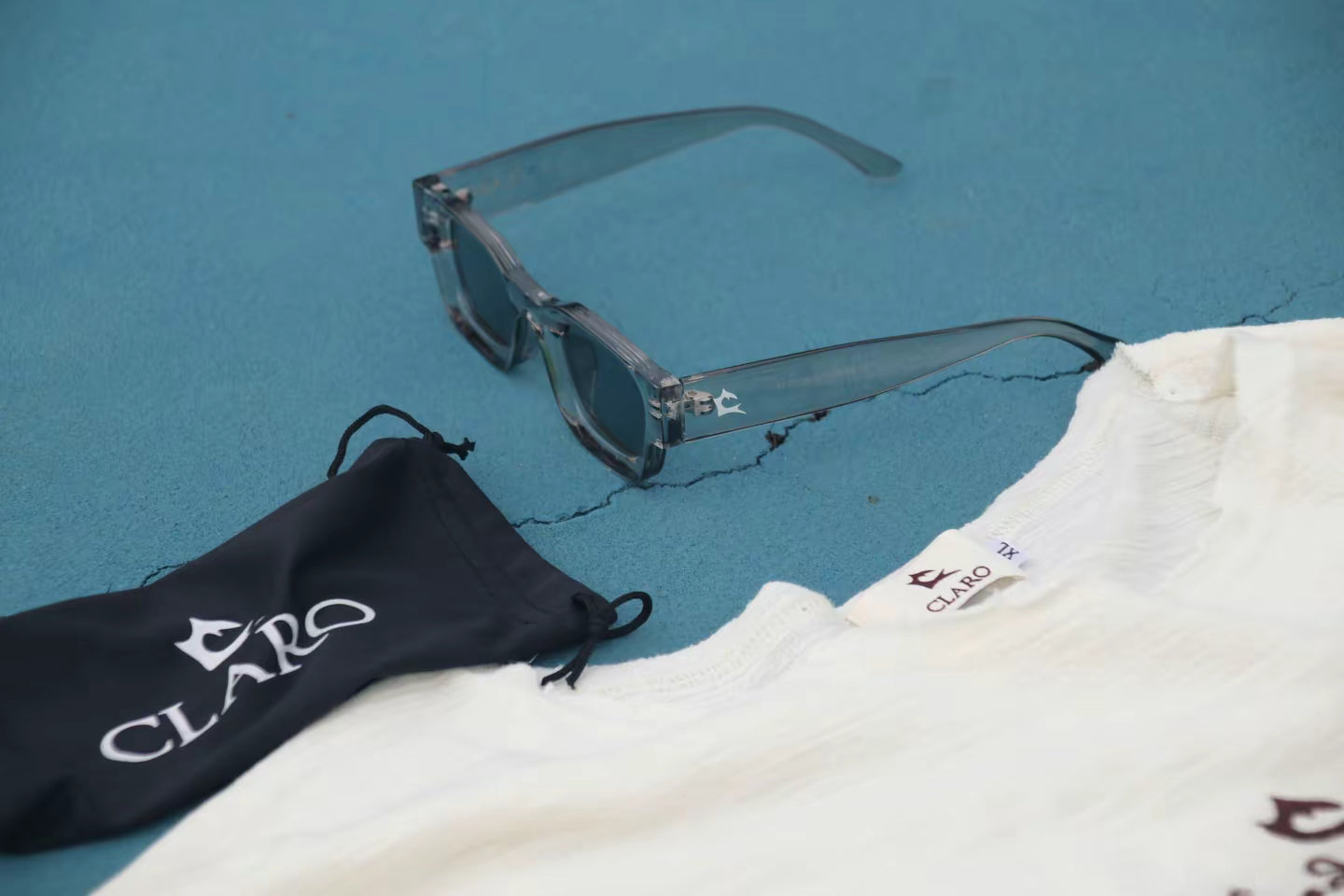 משקפי שמש אפורים