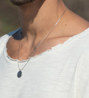 קו צווארון פתוח עם תפר כפול