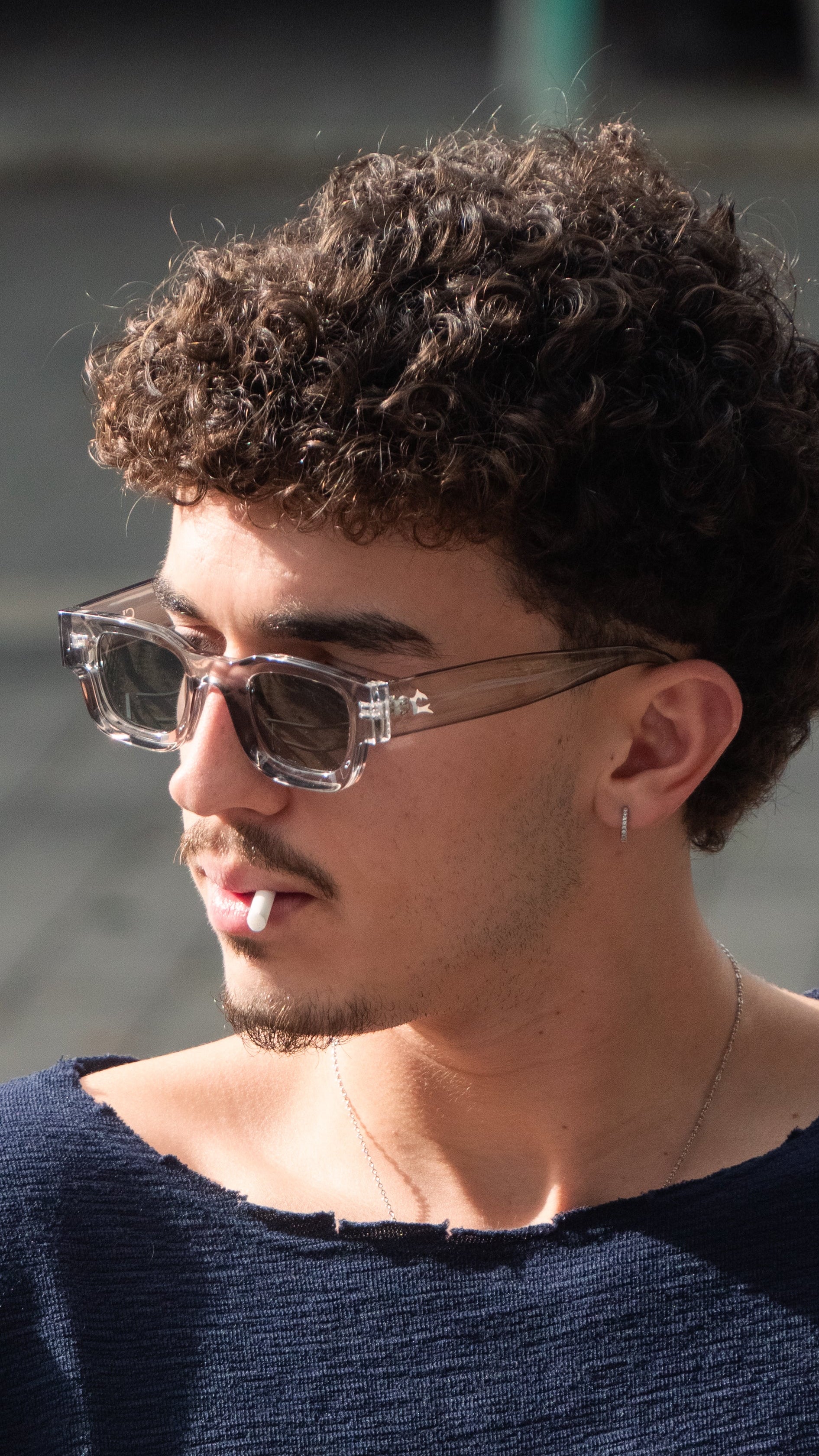 משקפי שמש אפורים