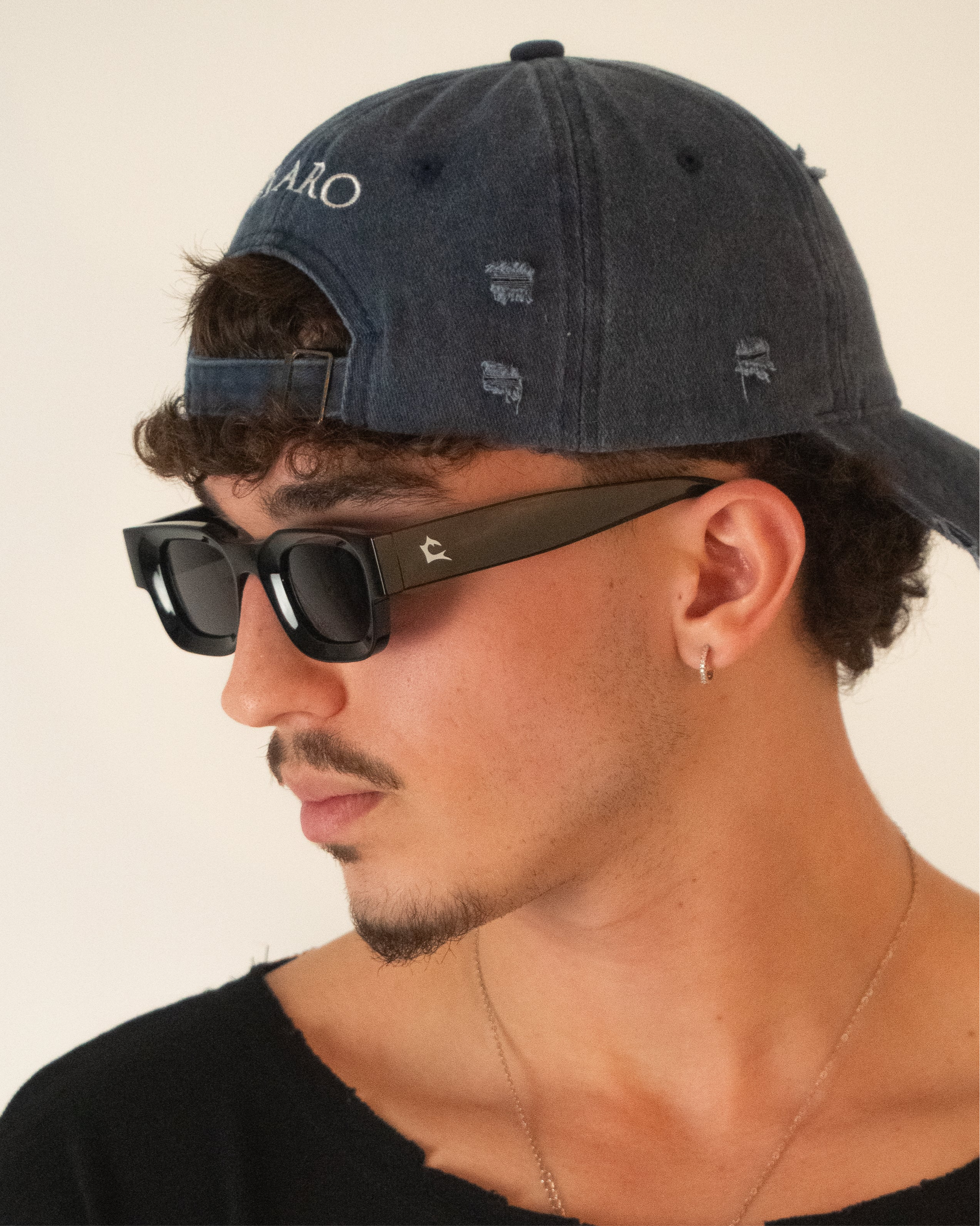 משקפי שמש שחורים